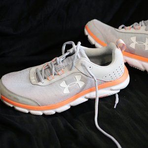 Women's 9.5 wide with under armour tennis shoes